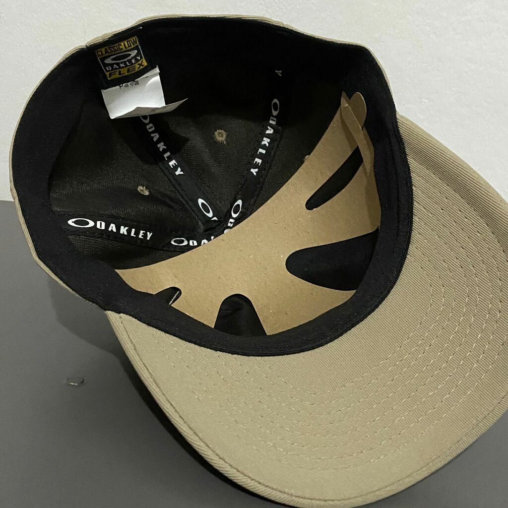 BONÉ OAKLEY BEGE