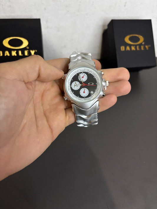 GMT Prata fundo preto