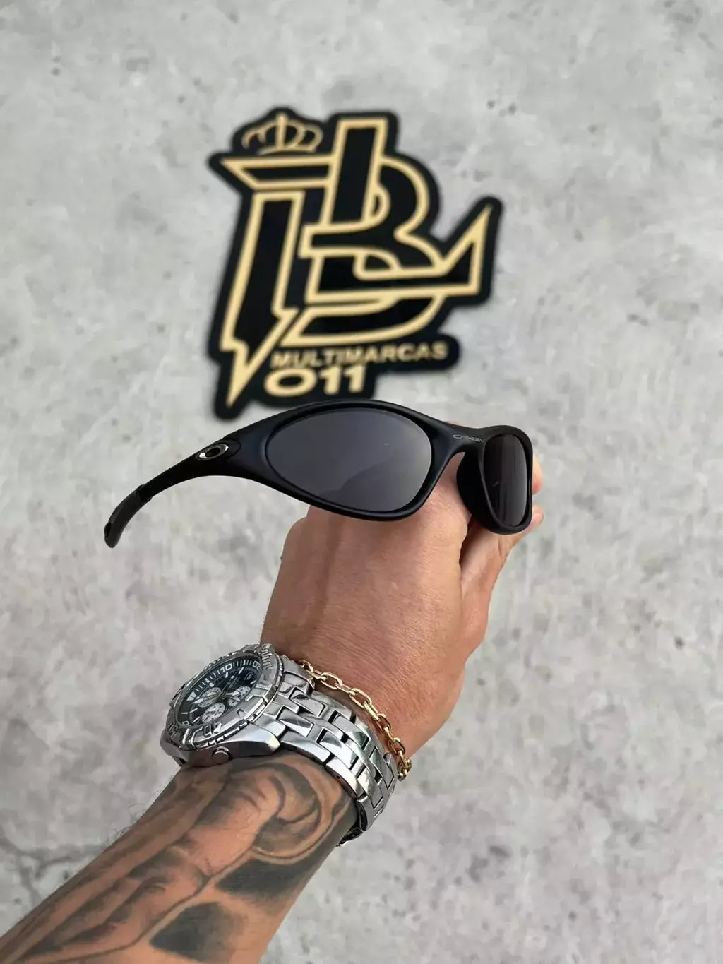 MINUTE ALL BLACK