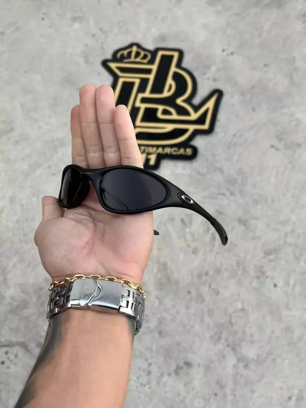 MINUTE ALL BLACK