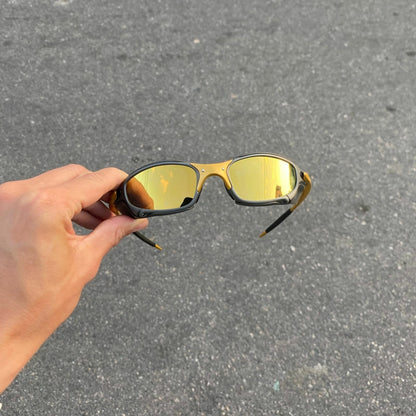 JULIET CORVETTE LENTES GOLD + SIDE BLINDER CINZA