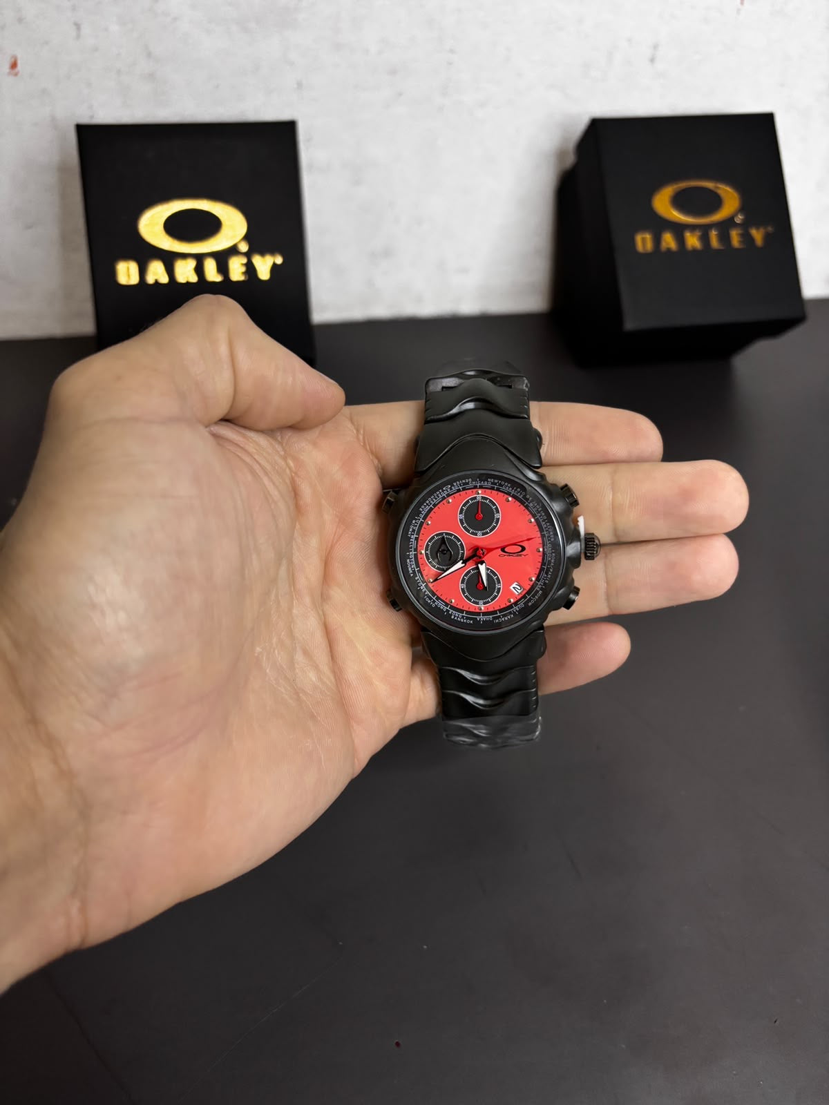 GMT preto fundo vermelho