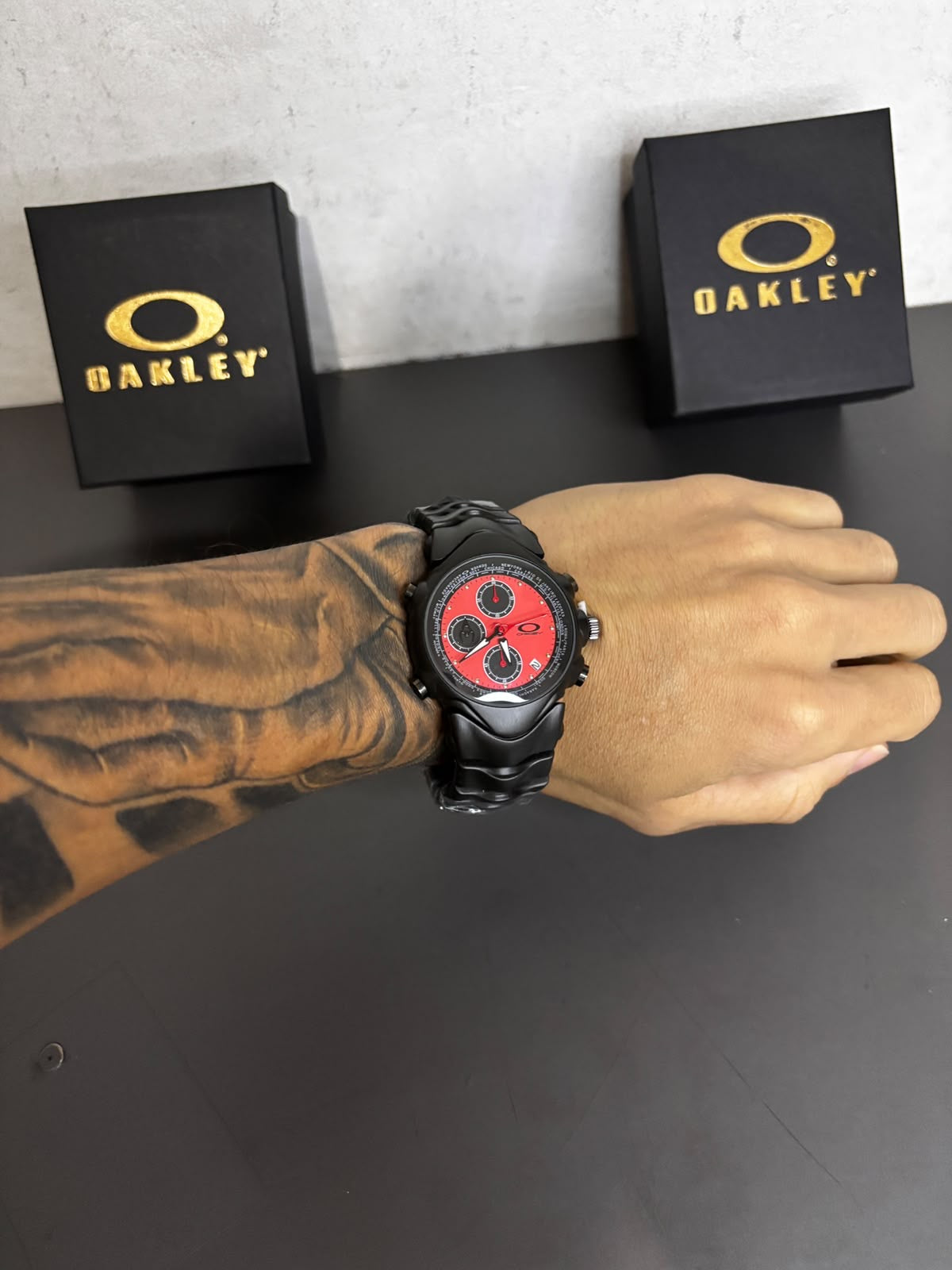 GMT preto fundo vermelho