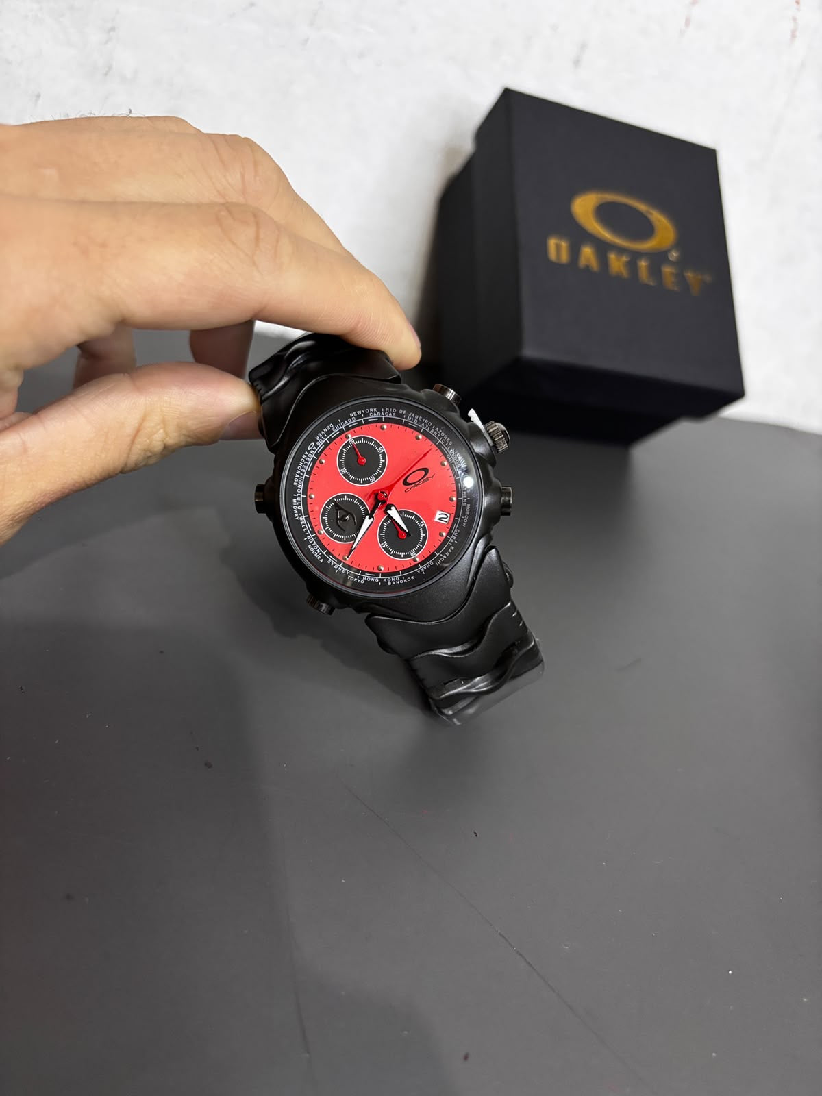 GMT preto fundo vermelho