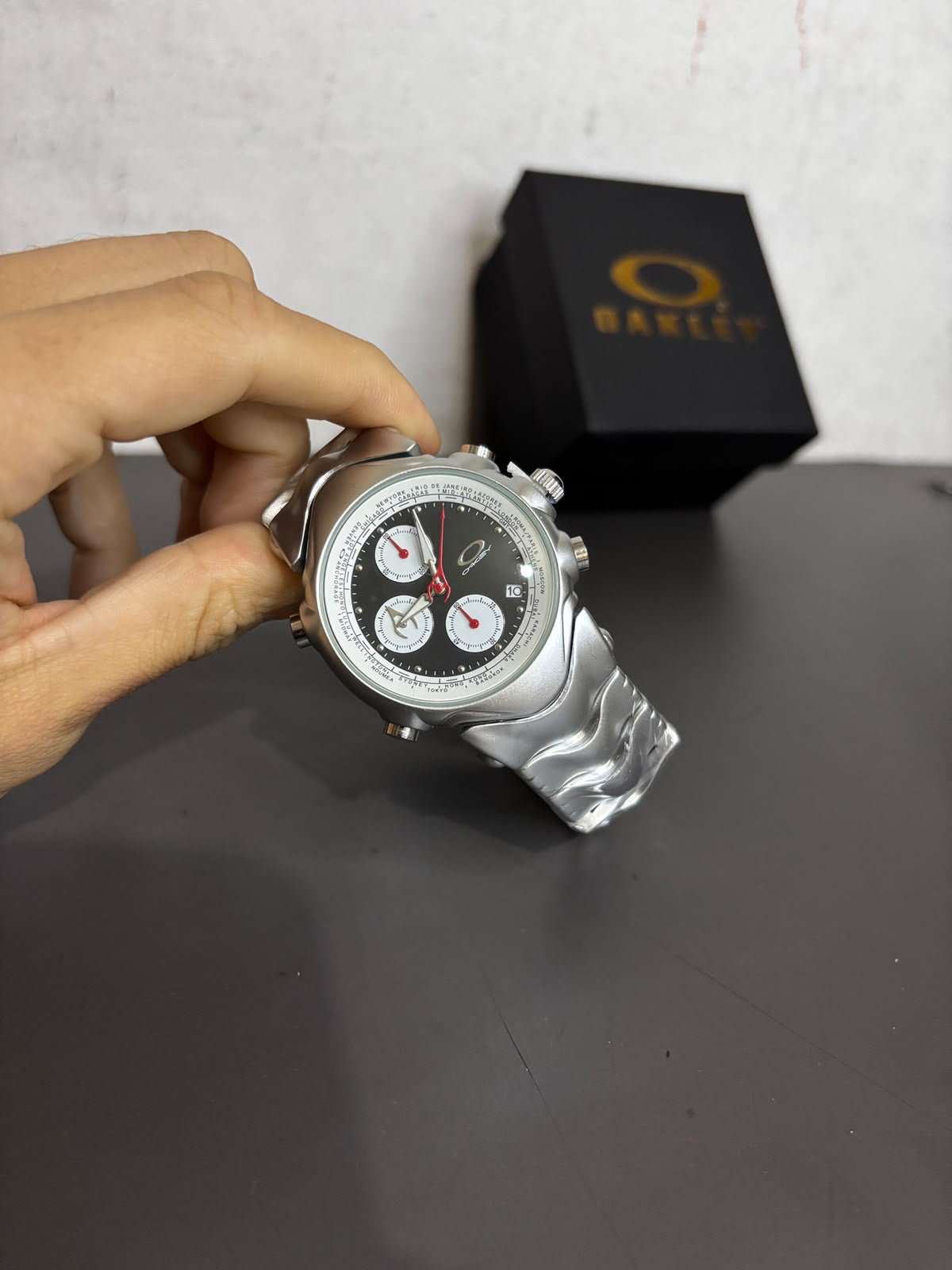 GMT Prata fundo preto